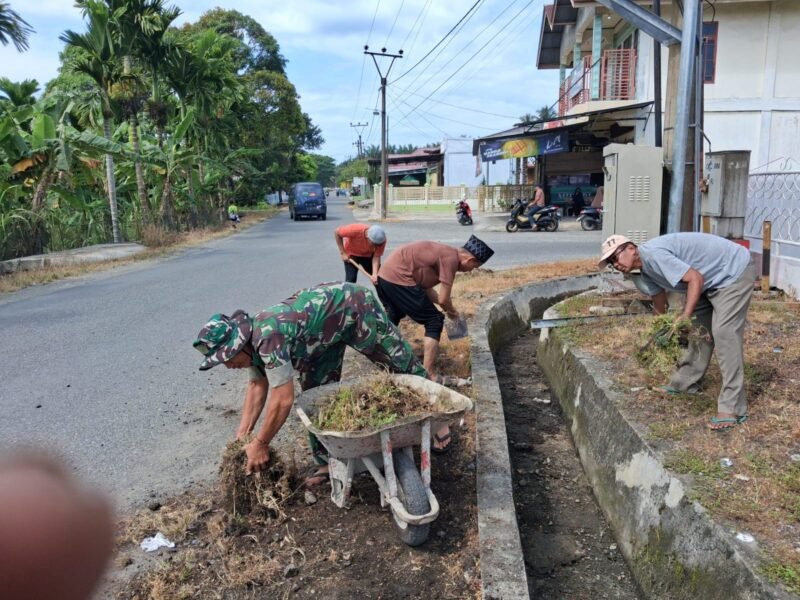 Lingkungan Bersih dan Asri, Babinsa Kodim 0116/Nagan Raya Bersama Warga Kerja Bakti