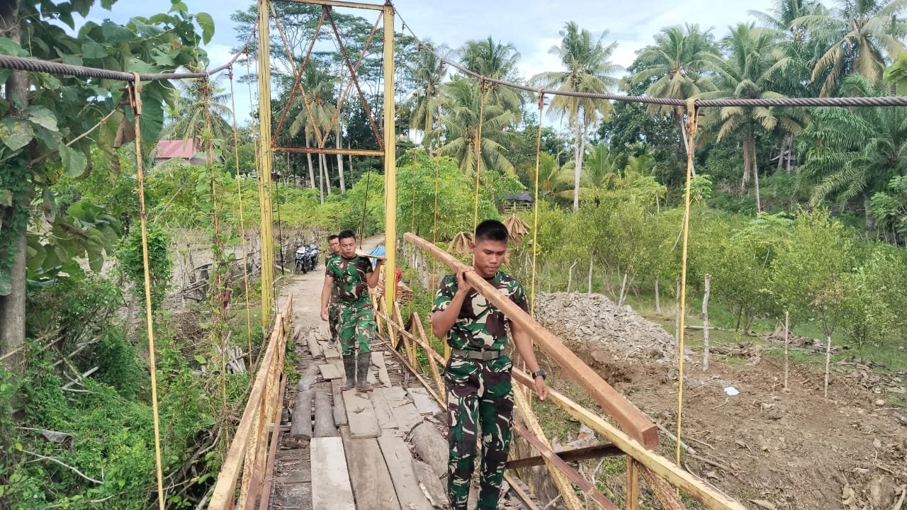 Kodim 0408/BS menurunkan material kayu