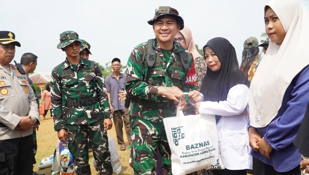 Kehangatan TMMD ke-130: Warga Terima Sembako dari Dandim dan Bupati