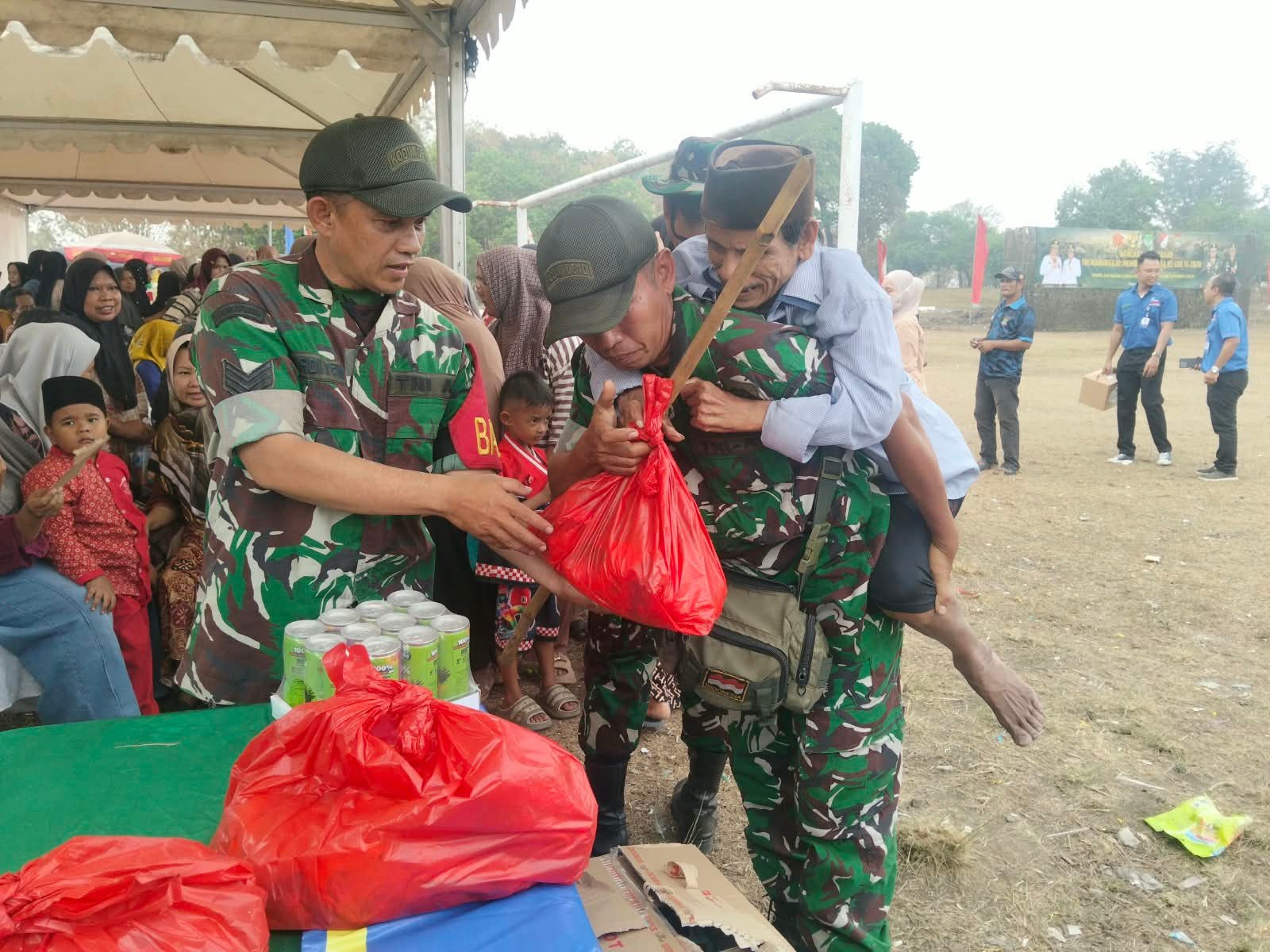 TNI Hadir untuk Warga: Serma Suan Berikan Bantuan Kesehatan