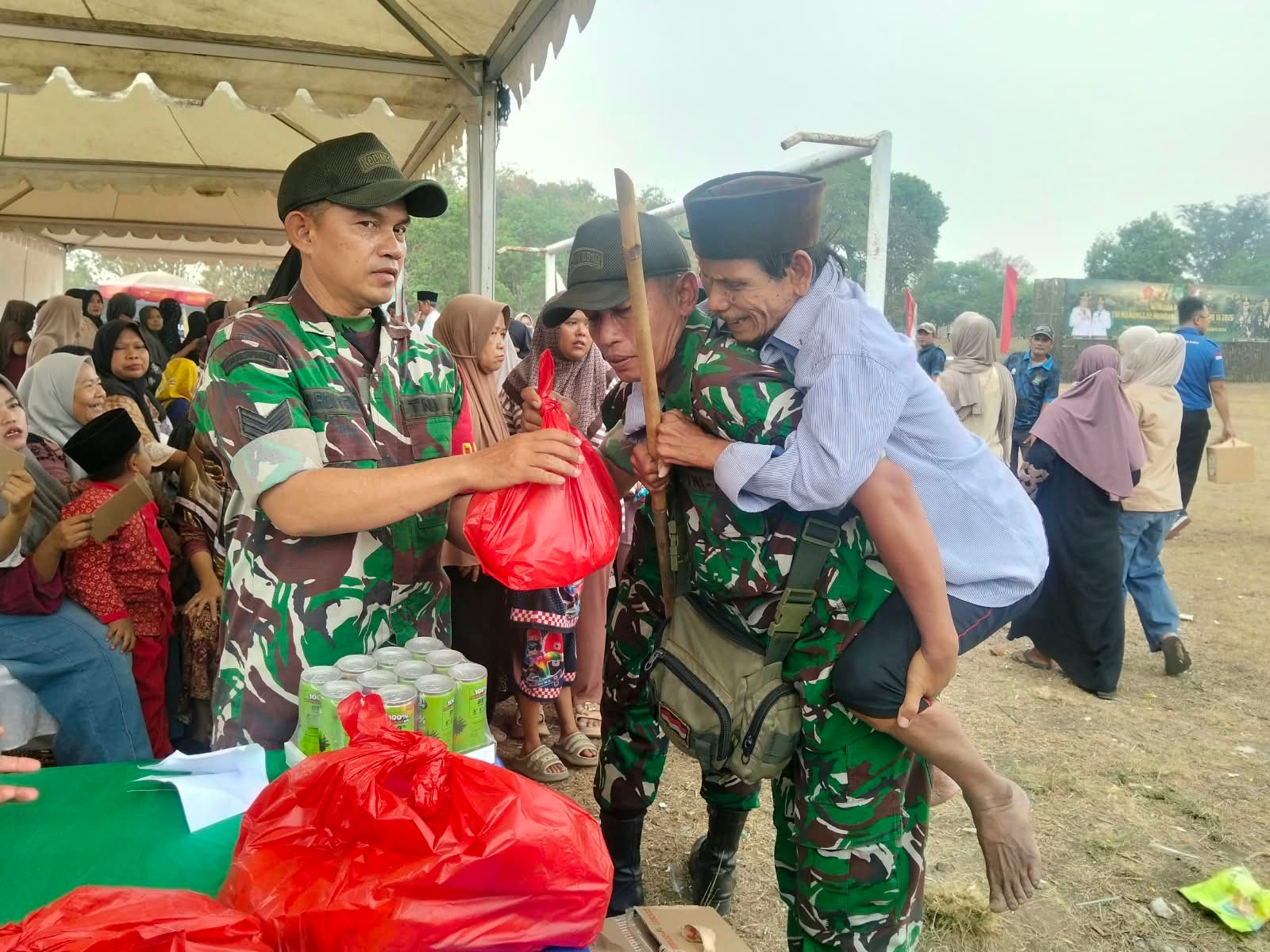 Serma Suan Membuktikan Kepedulian TNI kepada Warga