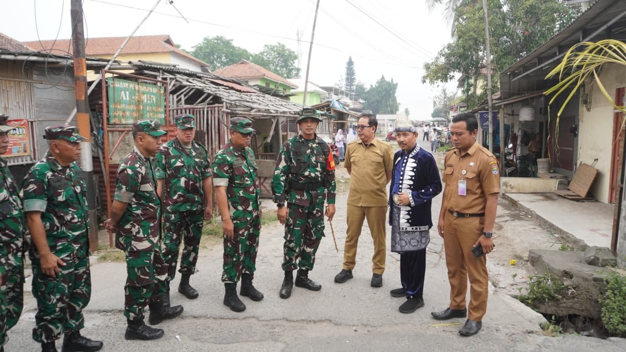Kolaborasi TNI dan Pemda dalam Pembangunan Jalan di Desa Sumur Bandung