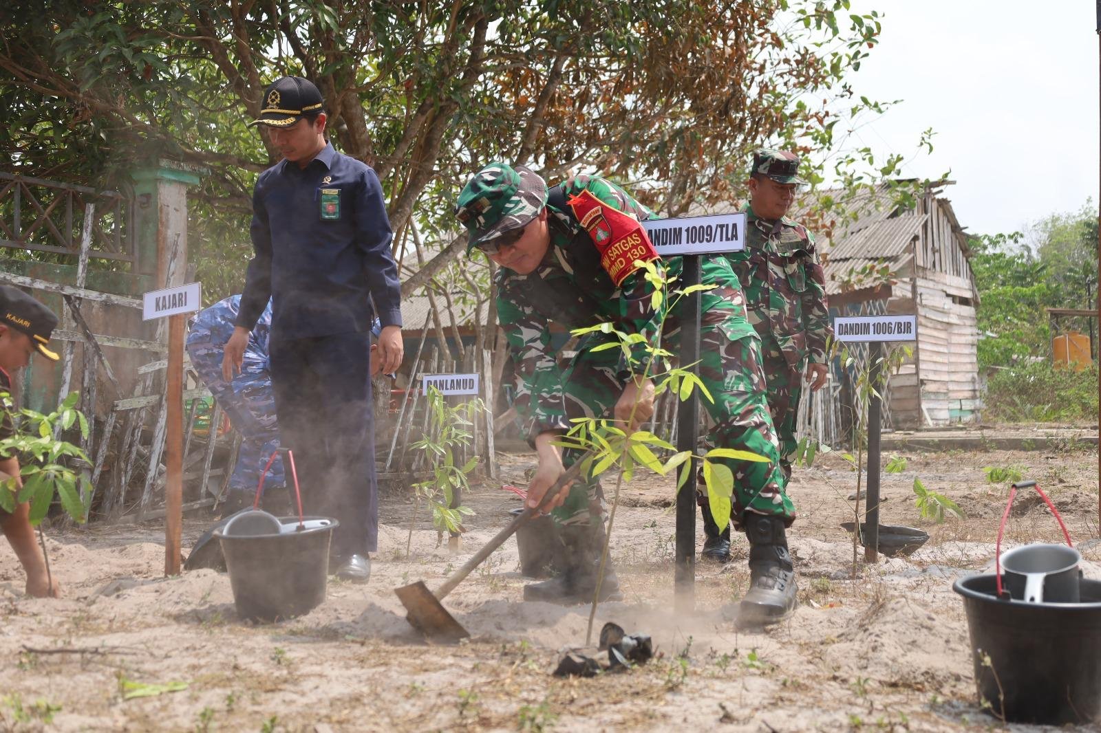 TNI Berperan dalam Penghijauan di TMMD Ke-130