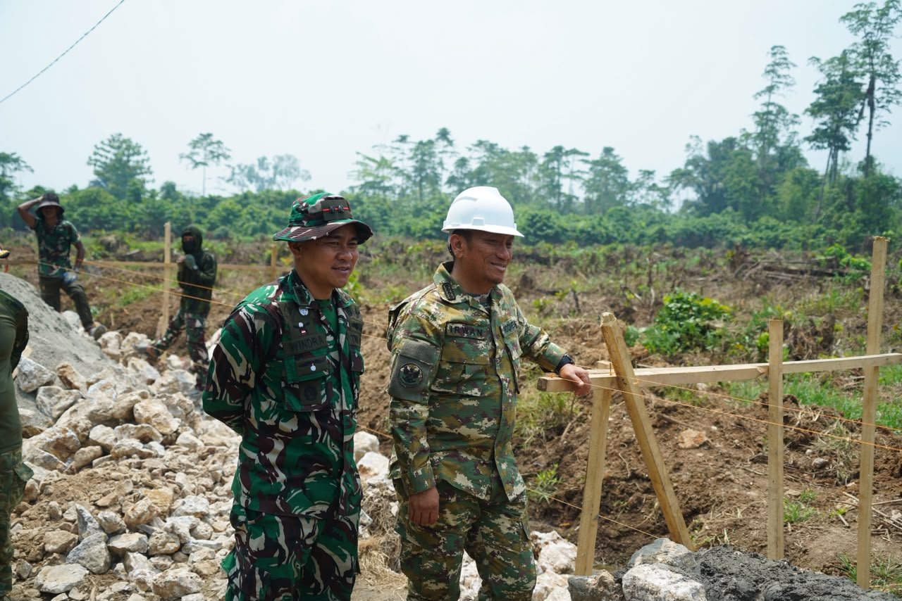 TMMD ke-130: Upaya Mencegah Banjir pada Jalan Utama Parumpanai