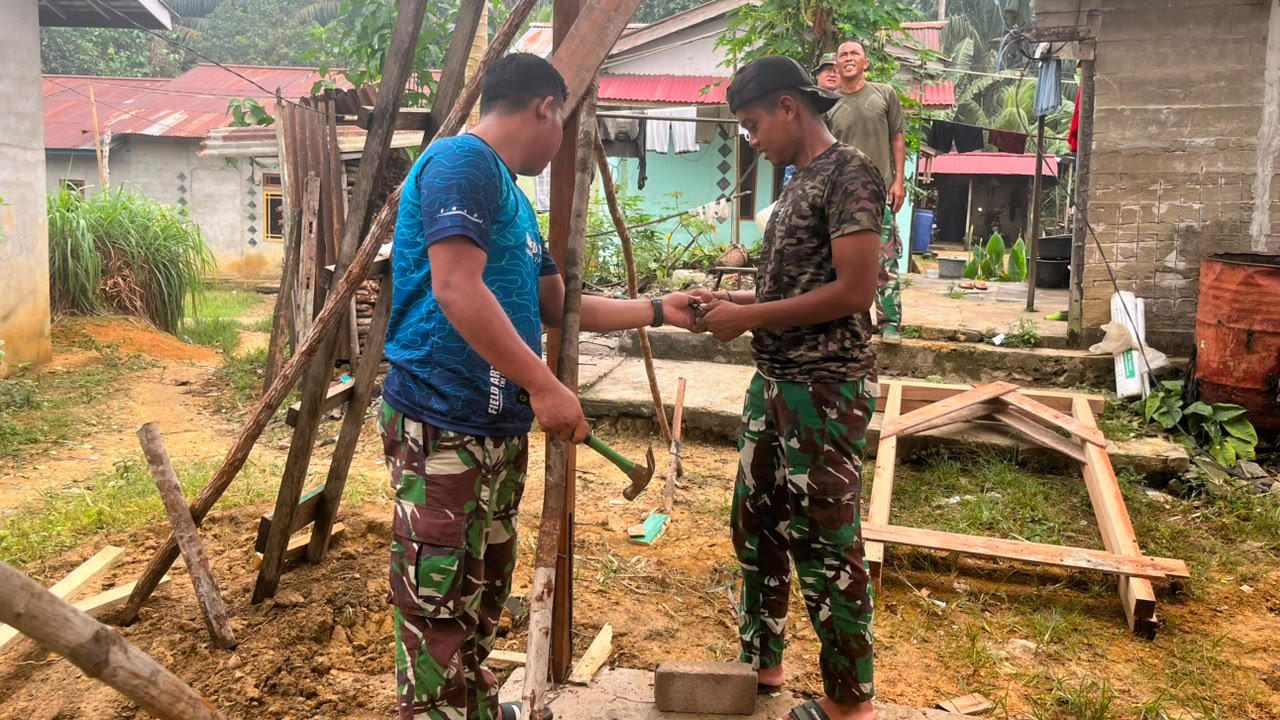 Pembangunan Rumah Bu Suhanim: Wujud Nyata Pengabdian TNI Melalui TMMD Ke-130