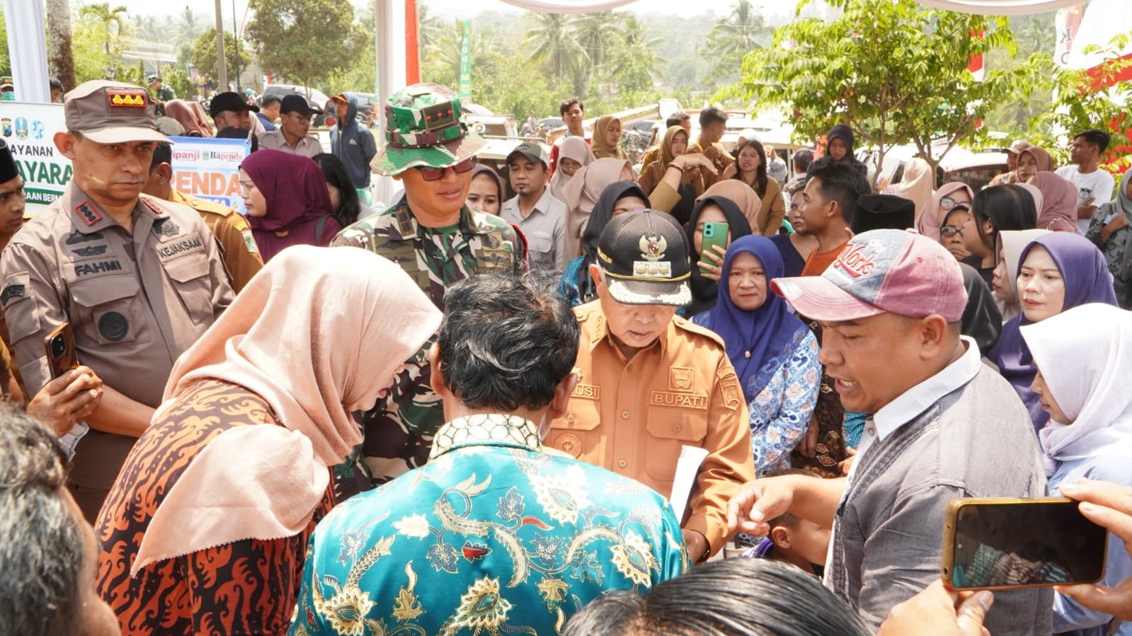 Dandim Bersama Bupati Malang Ajak Warga Cinta UMKM Pasca TMMD Ke-130