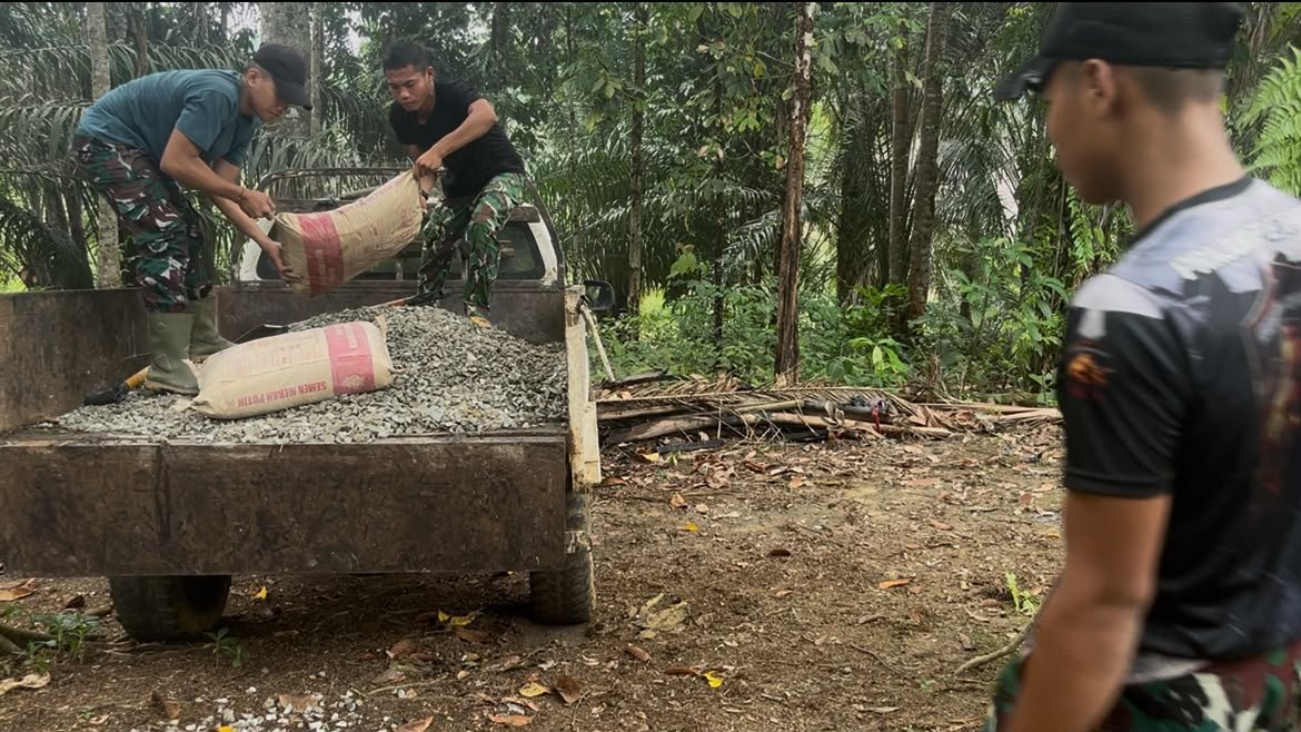 Pembangunan TMMD Ke-130 Kodim 1210/Landak Melalui Distribusi Material yang Efisien