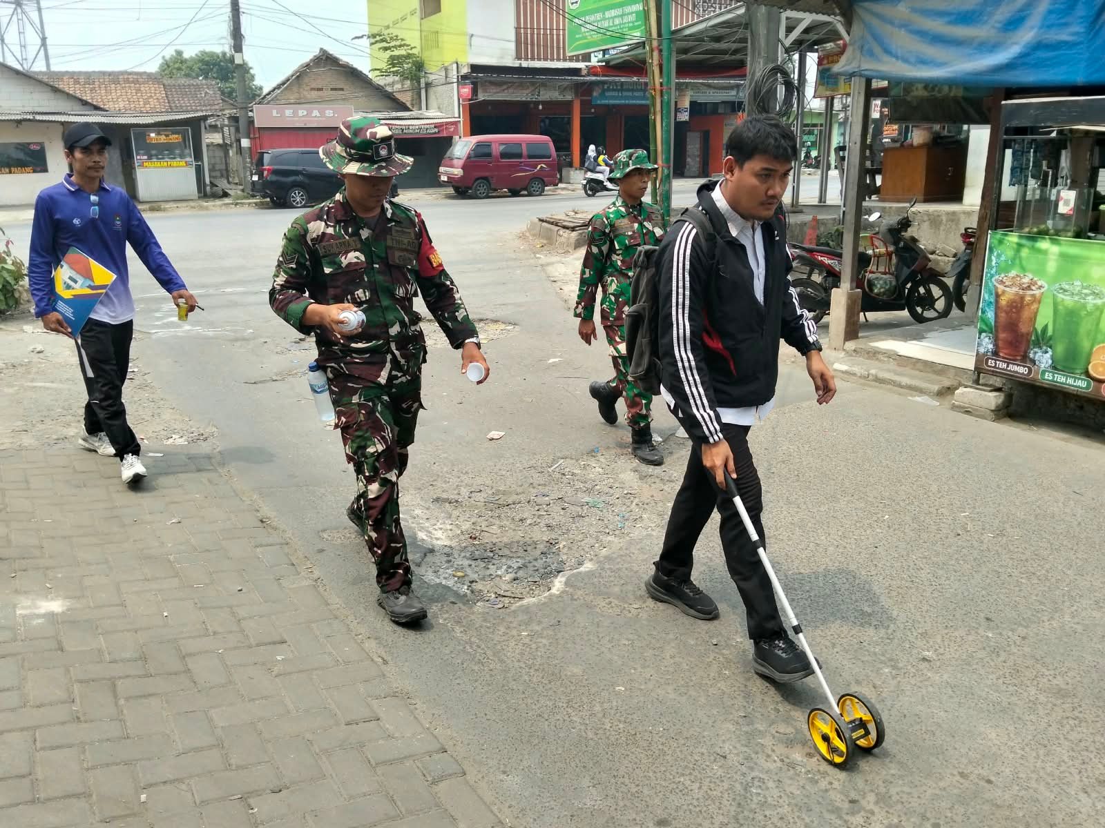 Pengukuran Ulang Jalan TMMD ke-130, Sinergi Babinsa dan Tim Bina Marga
