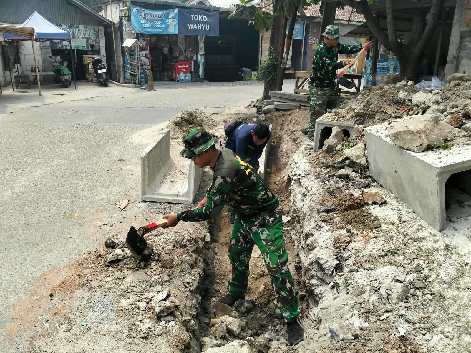 TMMD ke-130: Pengerjaan Parit di Desa Sumur Bandung untuk Lingkungan yang Lebih Baik
