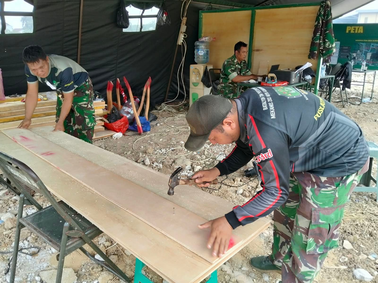 Satgas TMMD Ke-130 Laksanakan Pemotongan Triplek untuk Keperluan Pembangunan