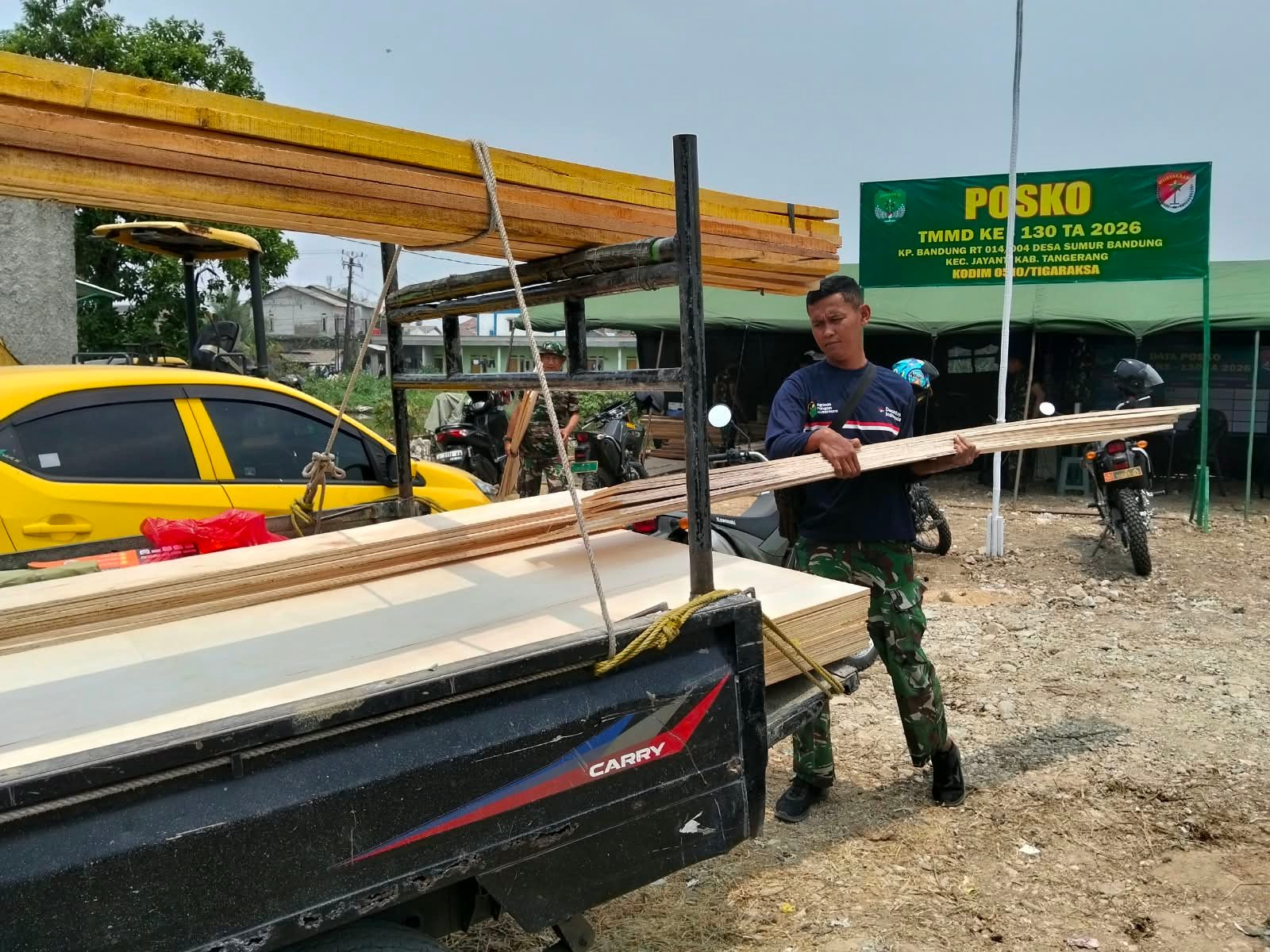 Dukungan Material oleh Satgas TMMD ke-130 untuk Pembangunan Infrastruktur