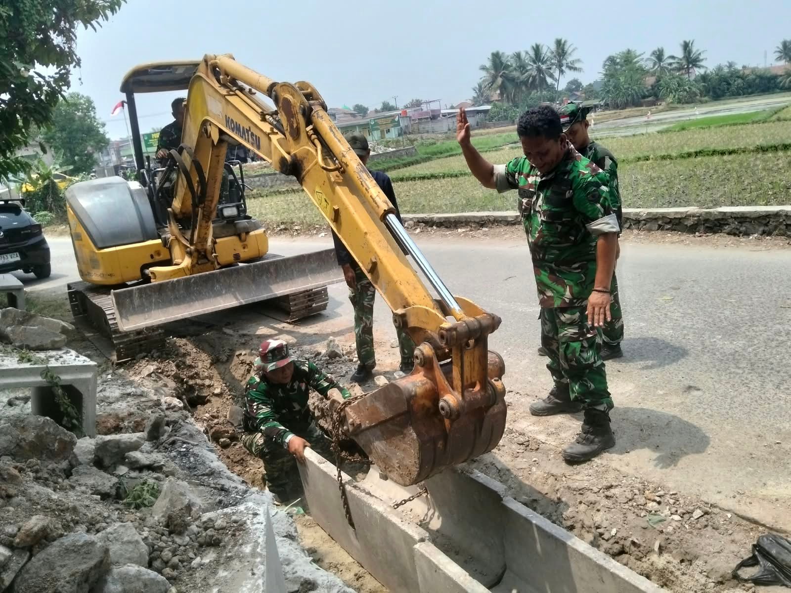 TMMD ke-130: U-Ditch untuk Memperbaiki Sistem Drainase di Desa Sumur Bandung