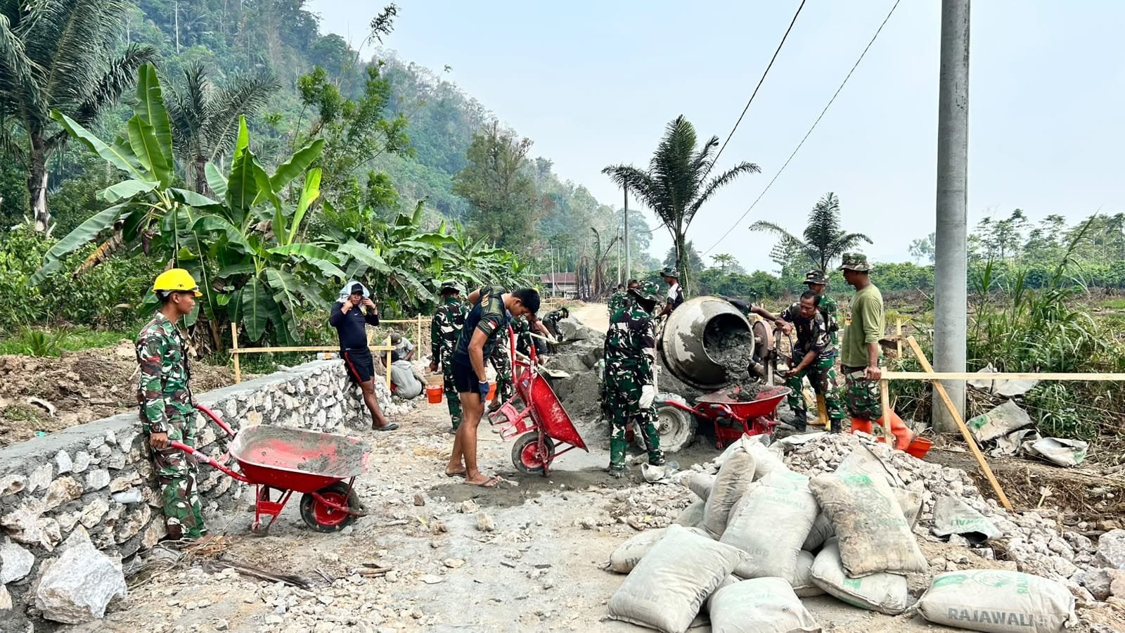 TMMD ke-130: Pembangunan Jalan yang Memberdayakan Warga Parumpanai