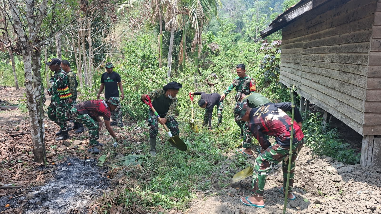 Kerjasama TNI dan Masyarakat dalam Menyiapkan Pembangunan MCK