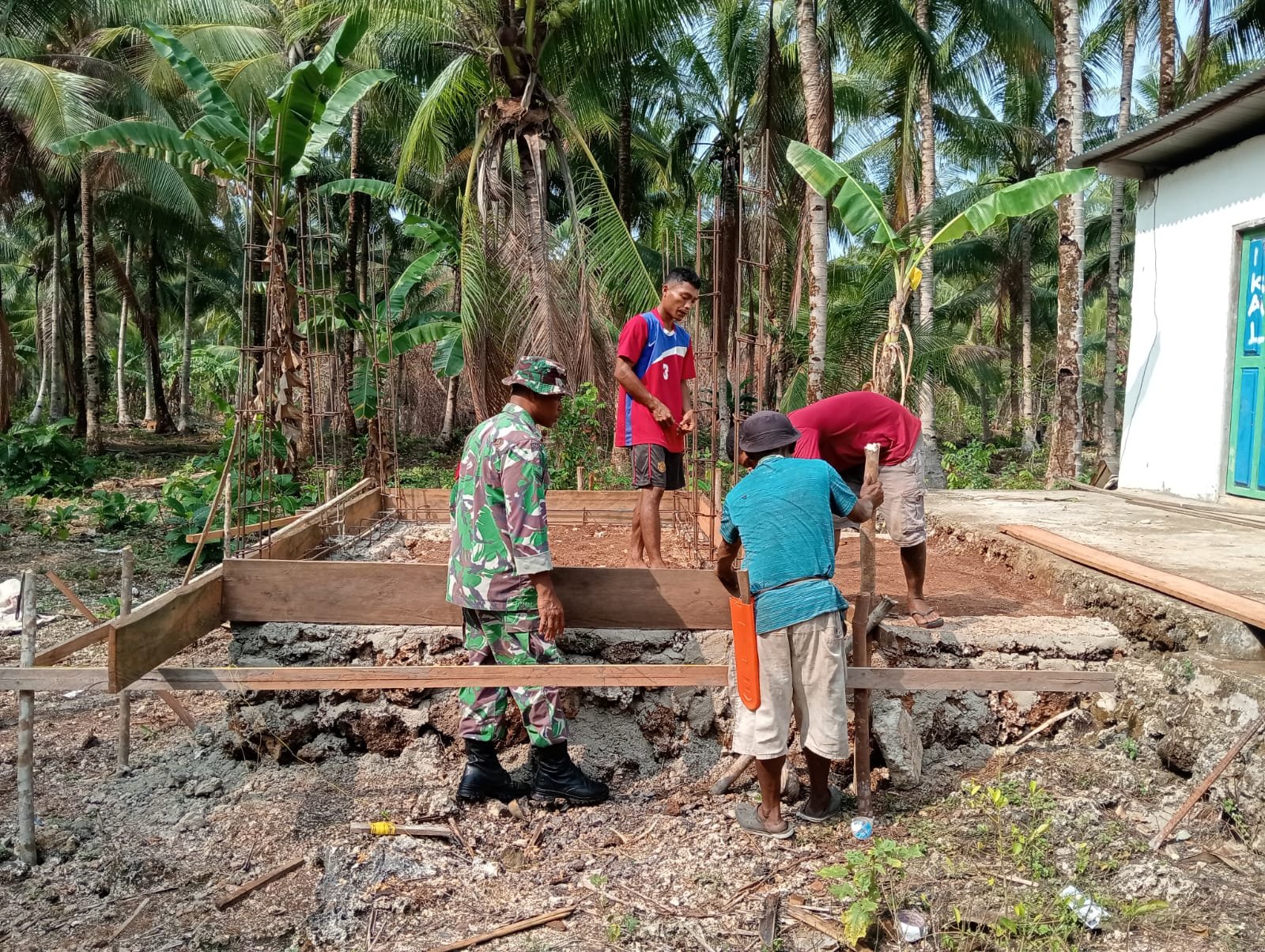 Mewujudkan Kenyamanan Ibadah di Kacepi melalui TMMD Kodim 1512/Weda
