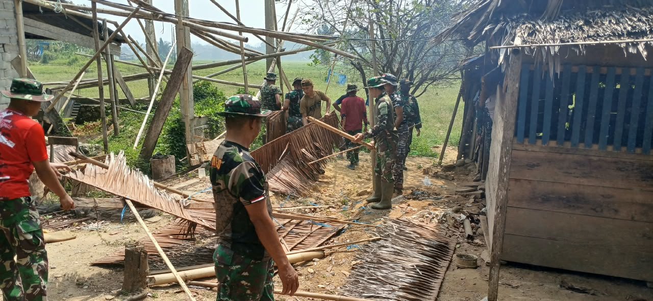 Tim TMMD ke-130 Awali Rehabilitasi Rumah Tiki Djobu di Desa Leboni
