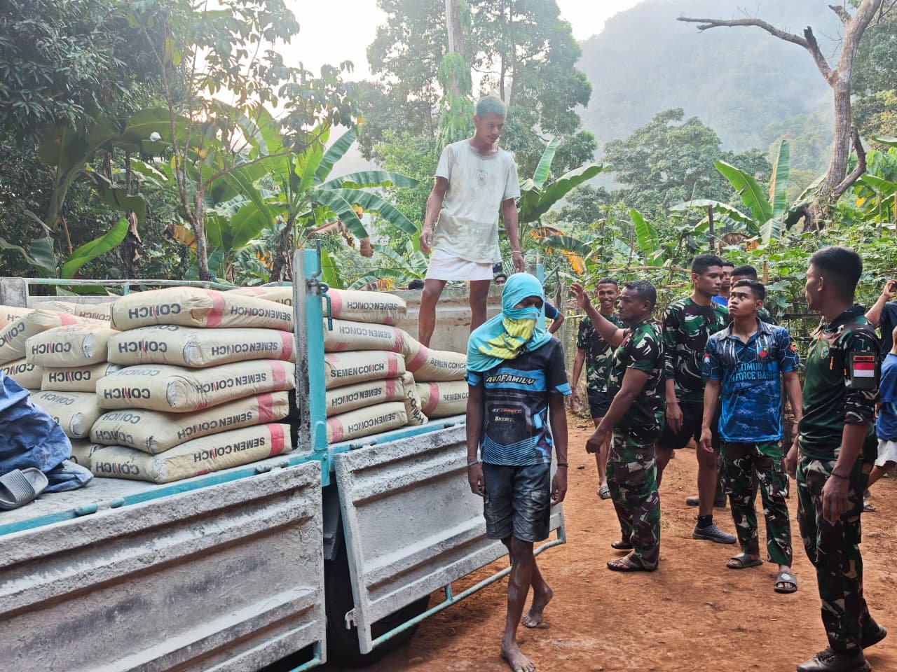 TNI dan Masyarakat Bersatu Hadapi Medan Sulit di Dusun Seri