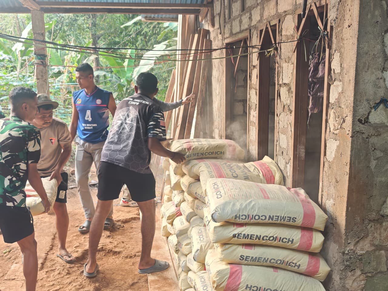 Gotong Royong di Tengah Kabut Asap: Upaya Satgas TMMD di Ambon