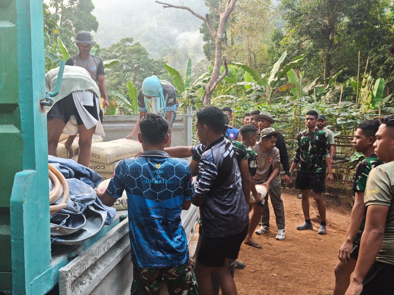 Kepedulian Masyarakat Percepat Proses Pengangkutan Material TMMD