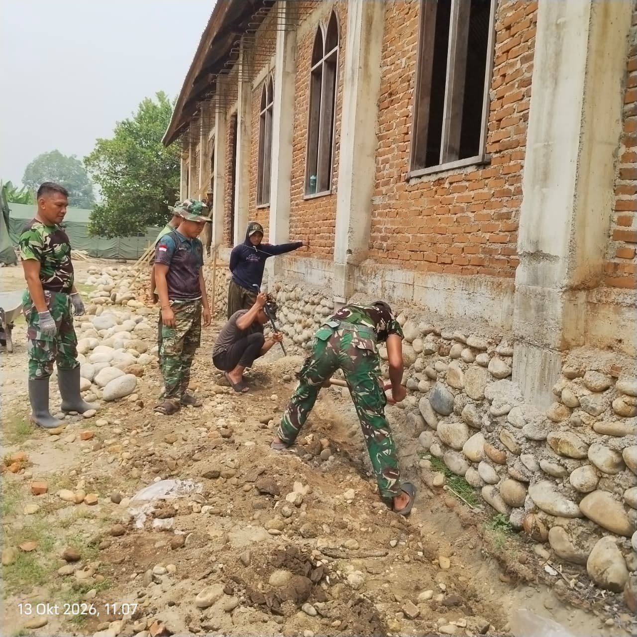 Sinergitas TNI dan Warga dalam TMMD ke-130