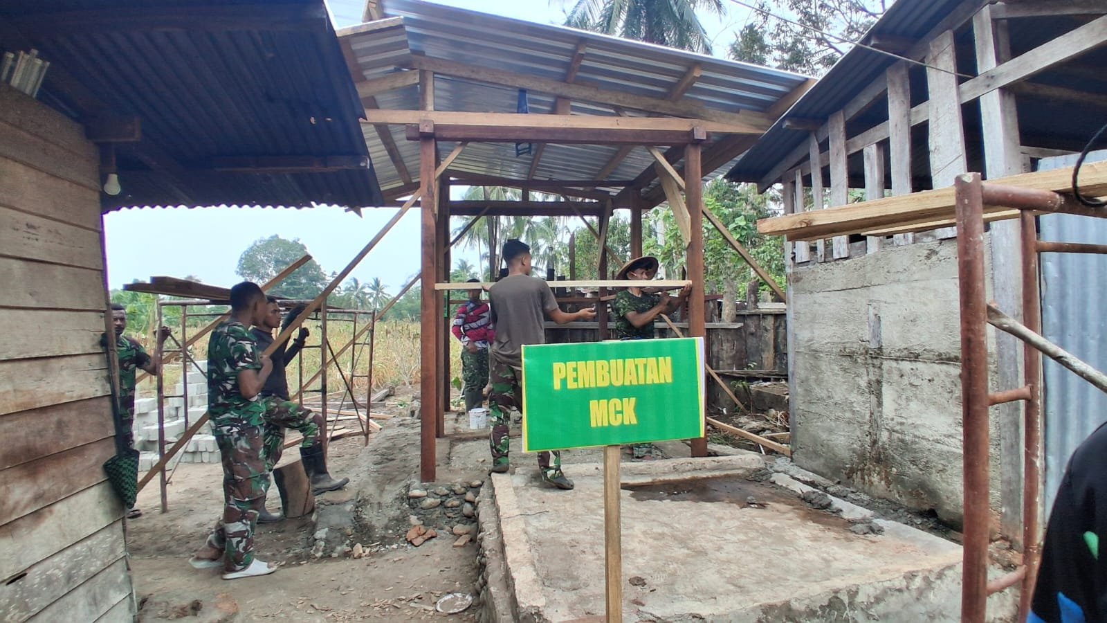 Kerjasama TNI dan Warga dalam TMMD ke-130 di Nabire