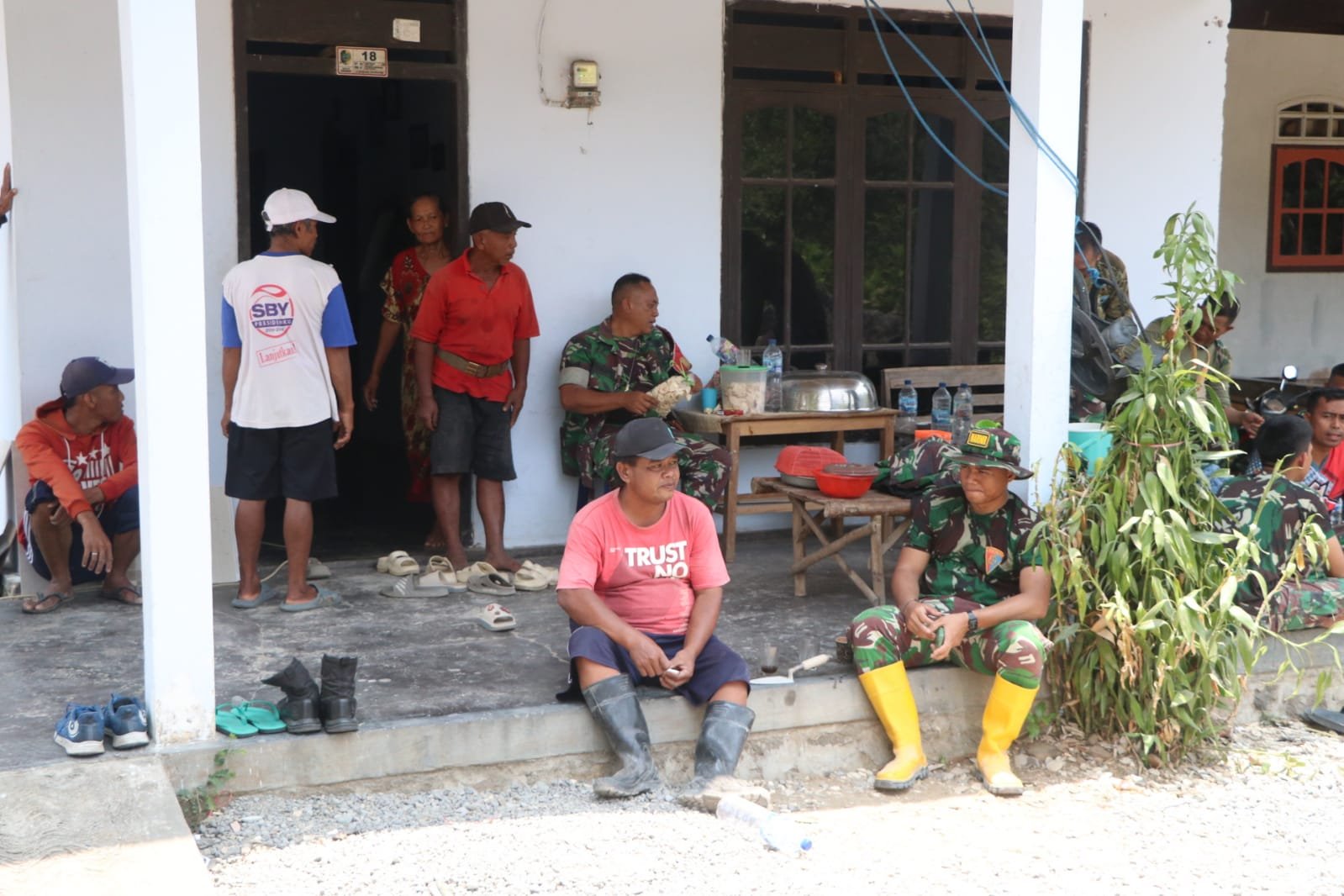 Satgas TMMD ke-130 Kodim Tulungagung Bagi Momen Makan Siang dengan Warga untuk Akrabkan Hubungan