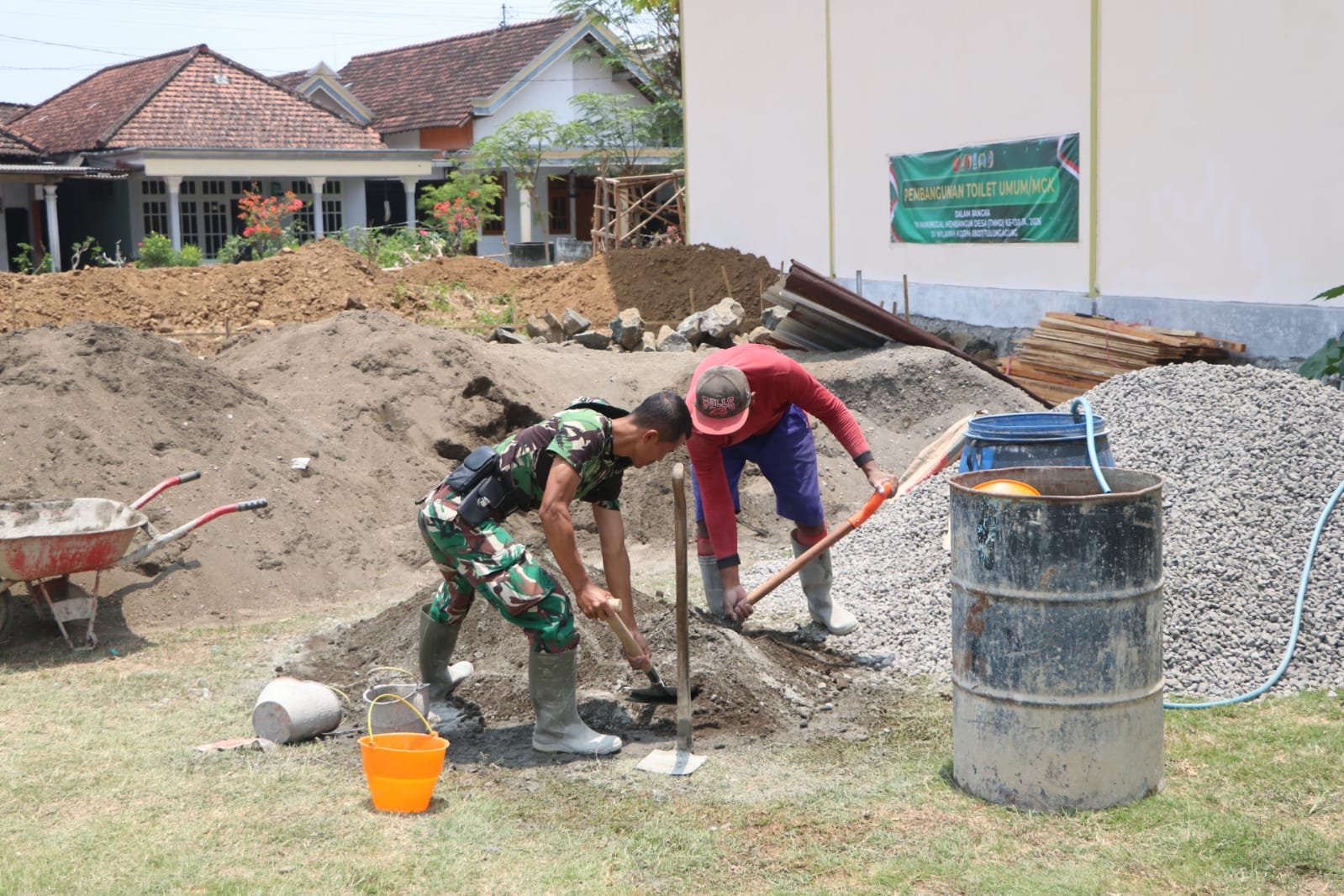 Keterlibatan Warga dalam TMMD ke-130 di Pojok untuk Pembangunan MCK Umum
