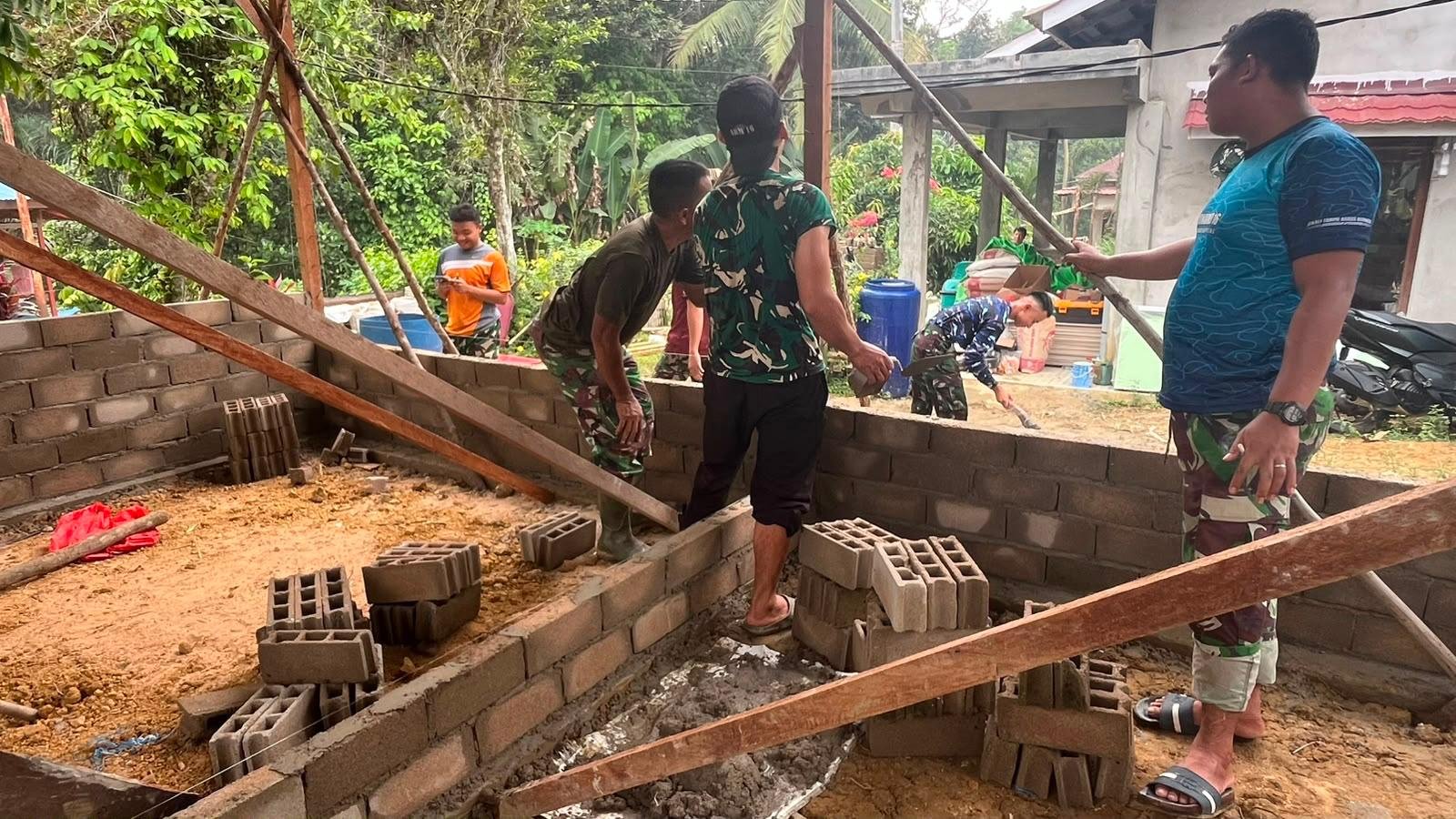 Upaya Satgas TMMD Kodim 1210/Landak dalam Membangun Rumah Ibu Suhanim