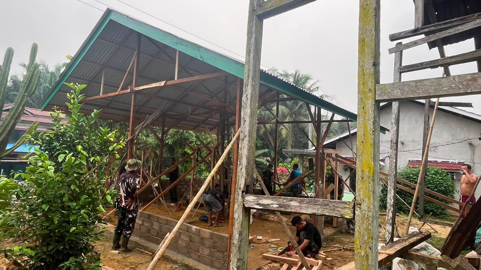 Pemasangan Batako Rumah Ibu Suhanim oleh Satgas TMMD Ke-130 Kodim 1210/Landak