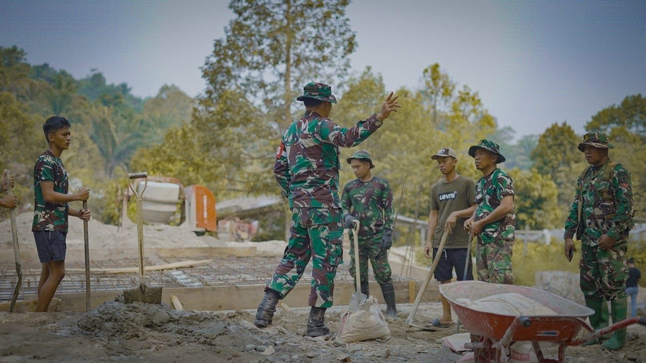Dansatgas TMMD Palopo Tinjau Pekerjaan, Tegaskan Kerjasama dan Keselamatan