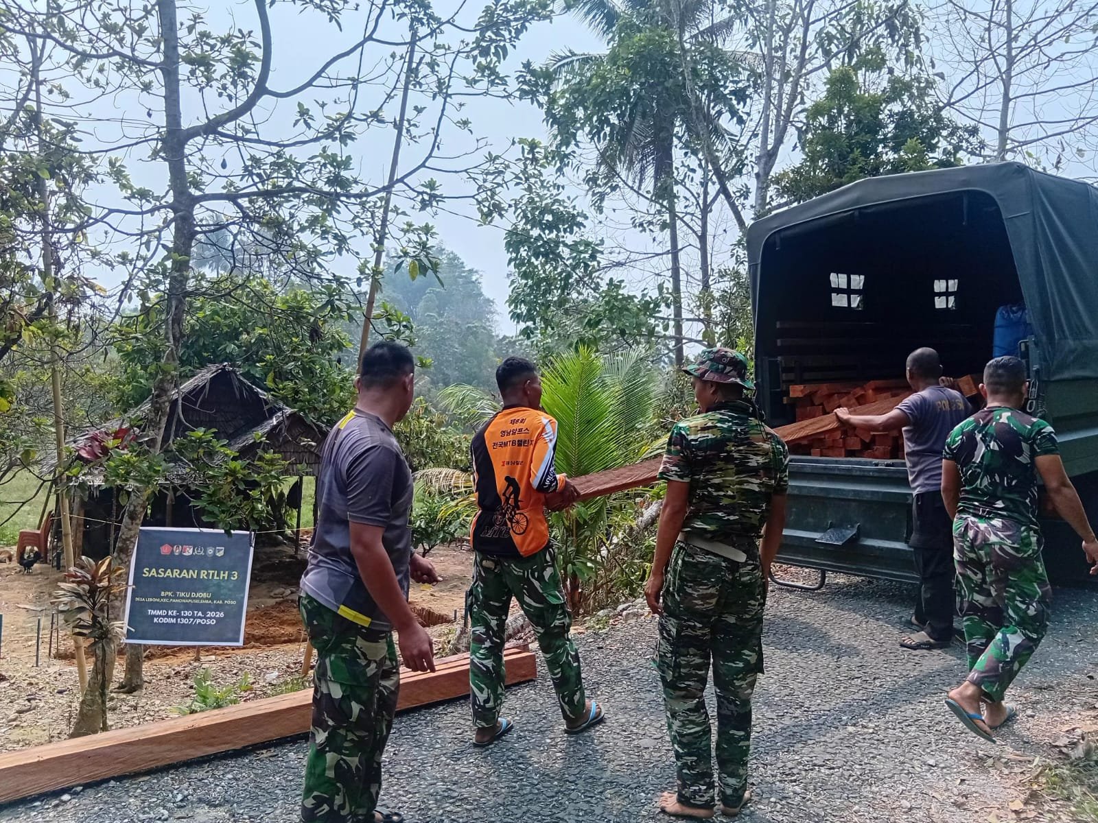 Penyaluran Material Kayu untuk Proyek Rehabilitasi di Desa Leboni