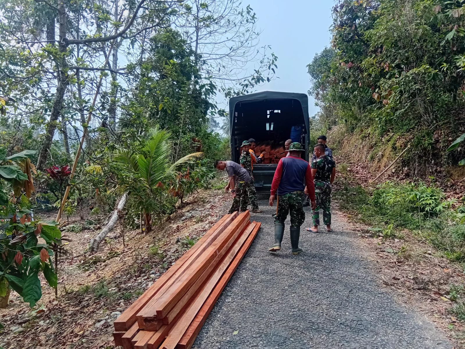 Partisipasi Masyarakat dan TNI dalam TMMD ke-130