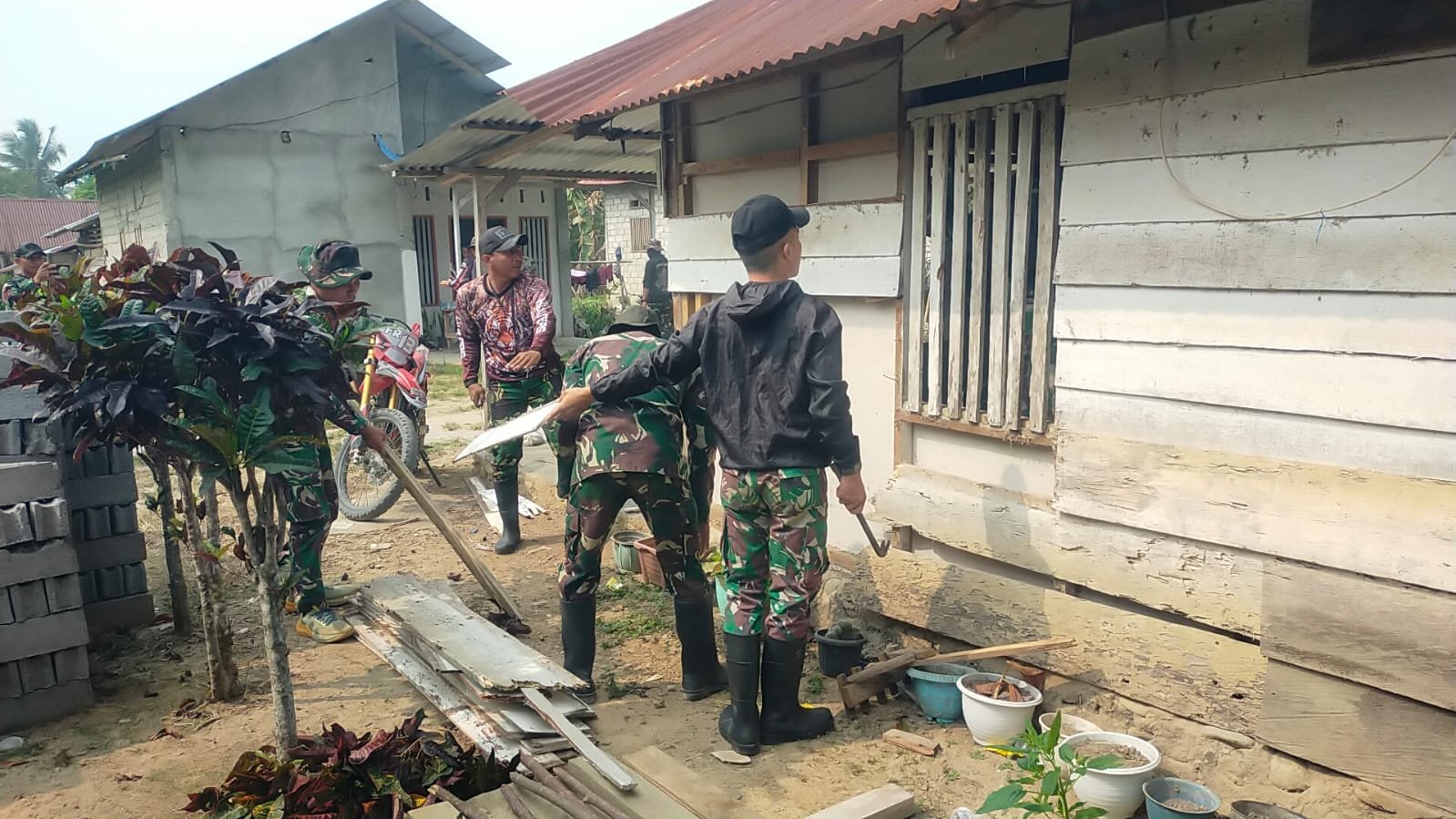 Rehabilitasi RTLH di Desa Soe Dimulai dengan Pembongkaran