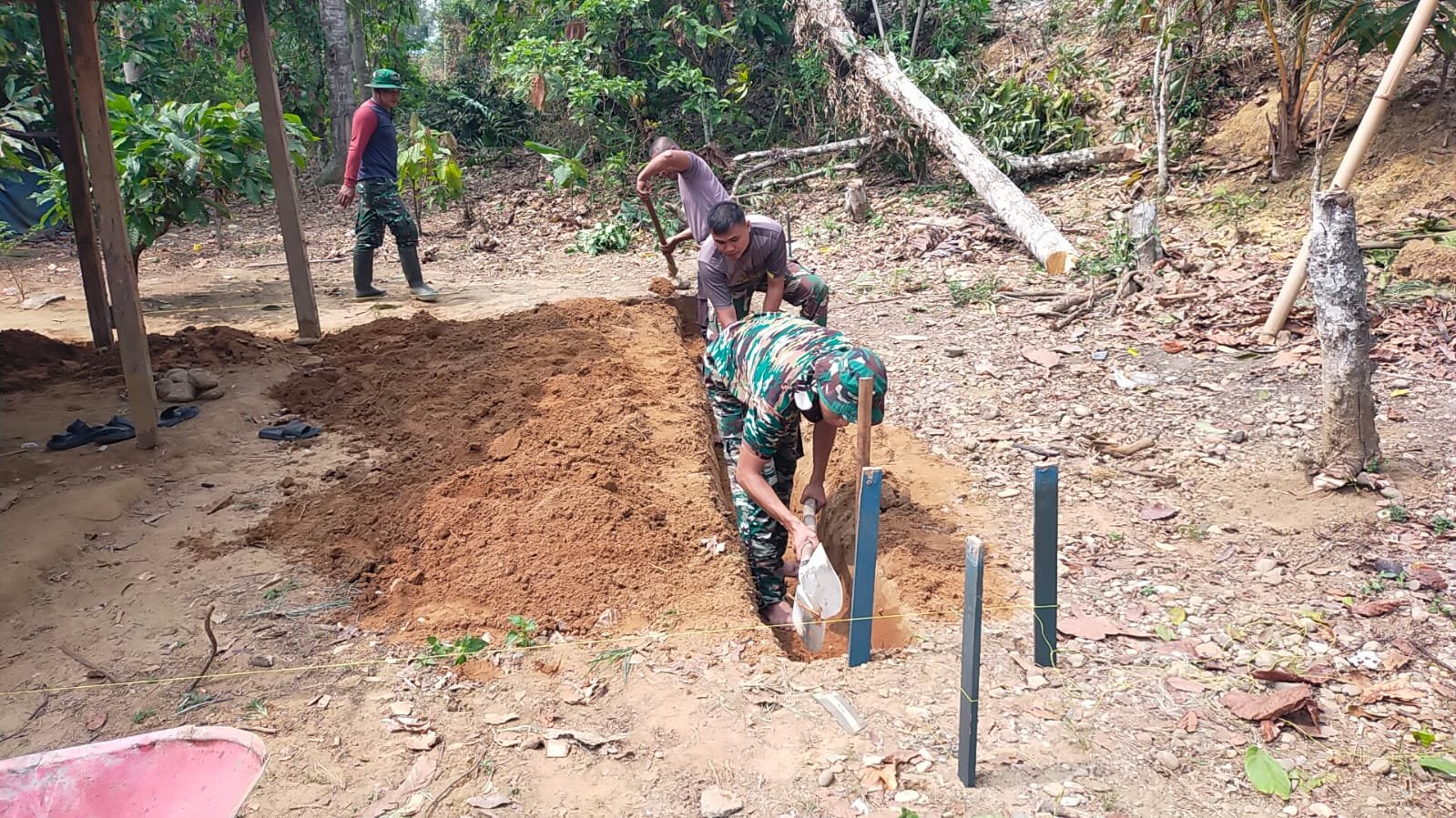 Satgas TMMD ke-130 Kodim 1307/Poso Memulai Proyek RTLH dengan Penggalian Pondasi