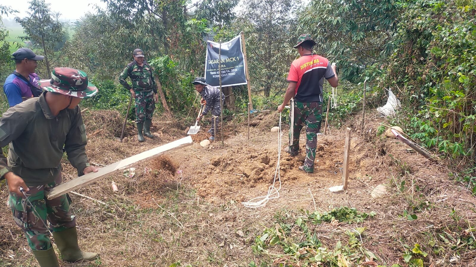 Satgas TMMD ke-130 Mulai Membangun MCK di Desa Leboni