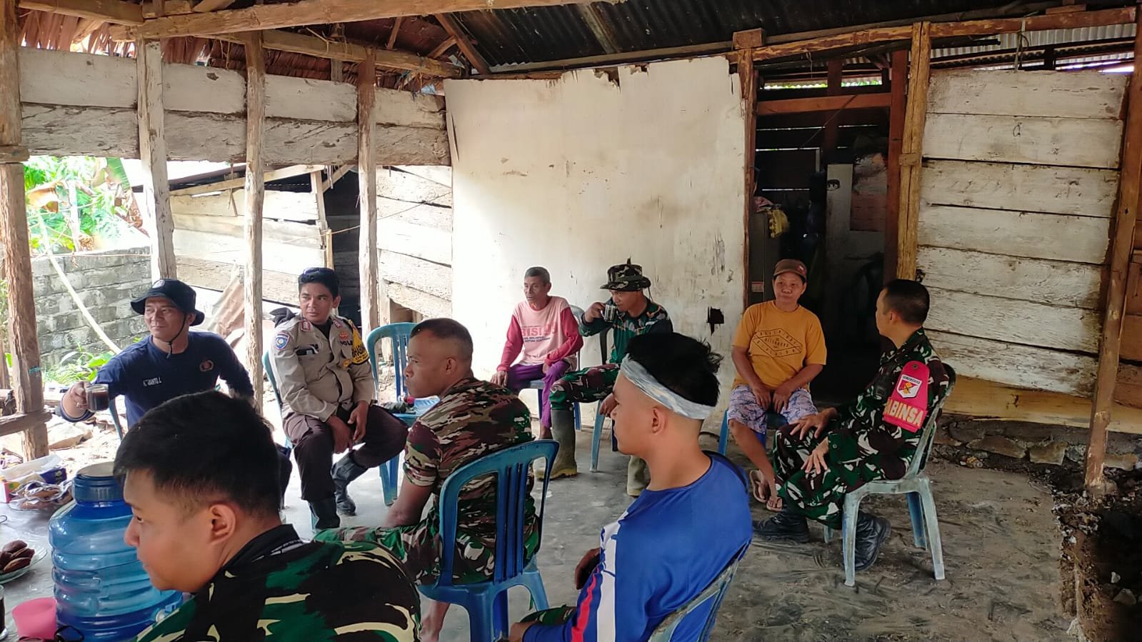 Kegiatan Komsos Dalam Istirahat Siang Satgas TMMD ke-130