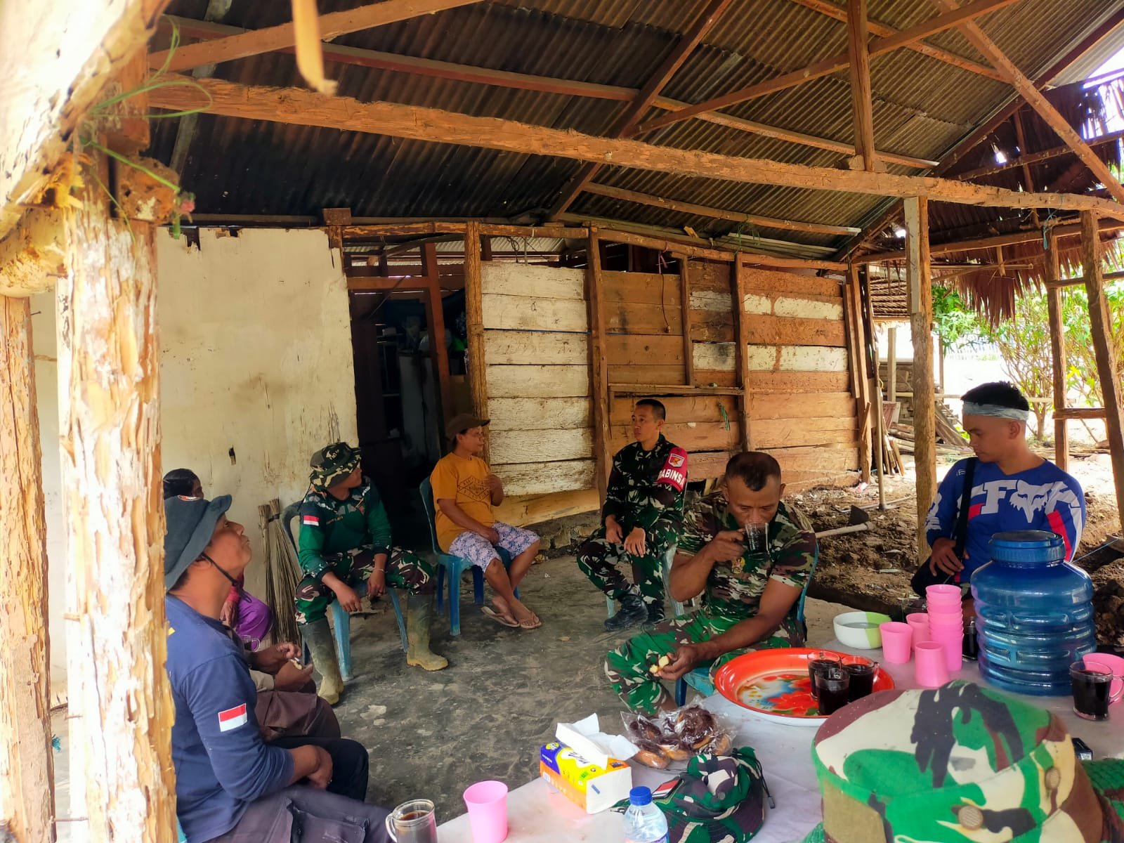 Interaksi Santai Satgas TMMD ke-130 dan Warga Mayakeli di Poso