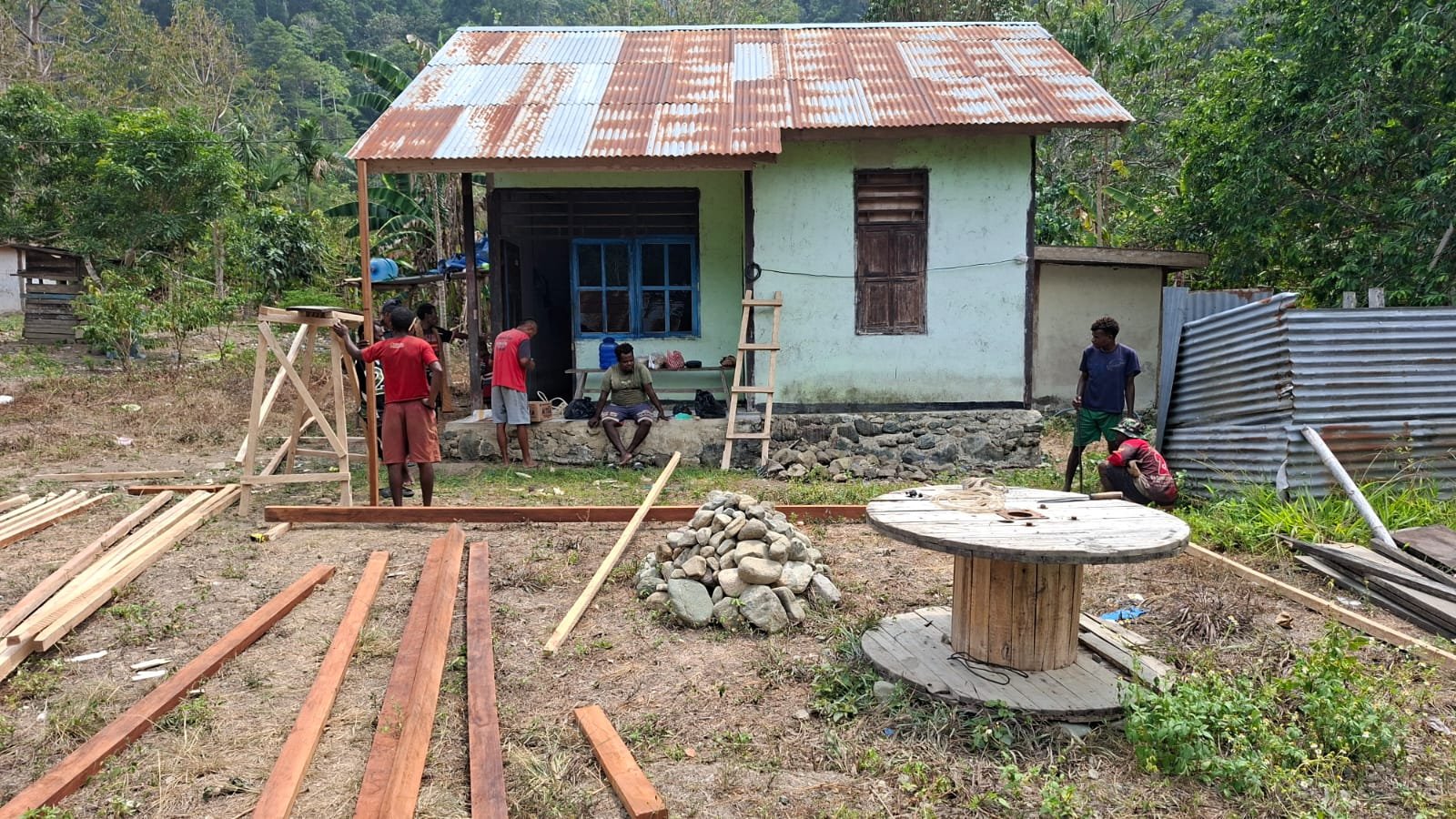 Kepedulian TNI: Rehabilitasi RTLH dalam Program TMMD 130