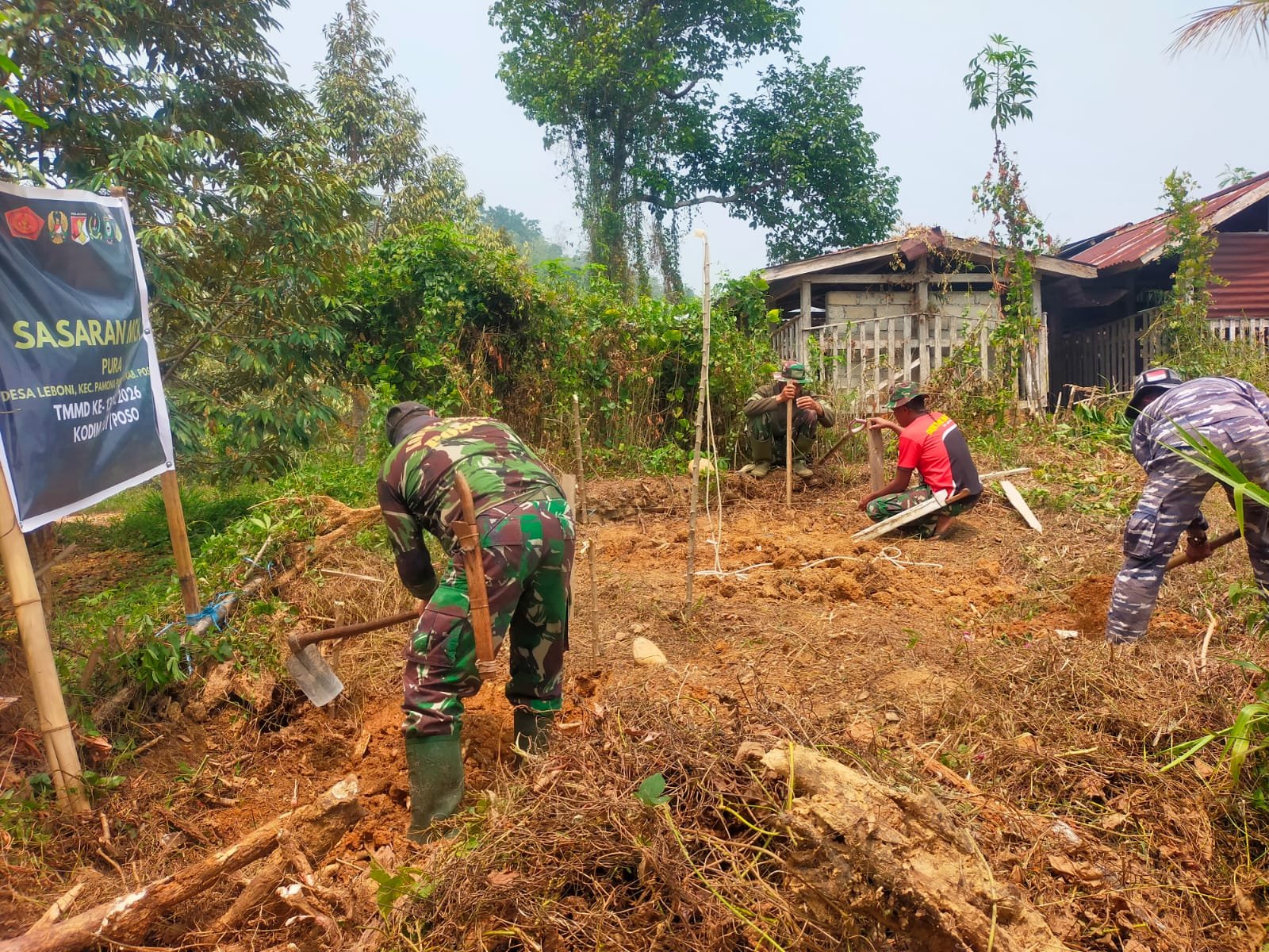 TNI Gelar Pembangunan MCK untuk Tingkatkan Sanitasi Warga di Leboni