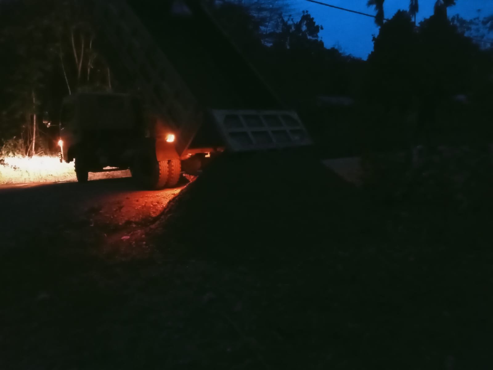 Tanpa Kenal Lelah, Satgas TMMD ke-130 Kodim 1808/Mansel Terus Melansir Material hingga Malam