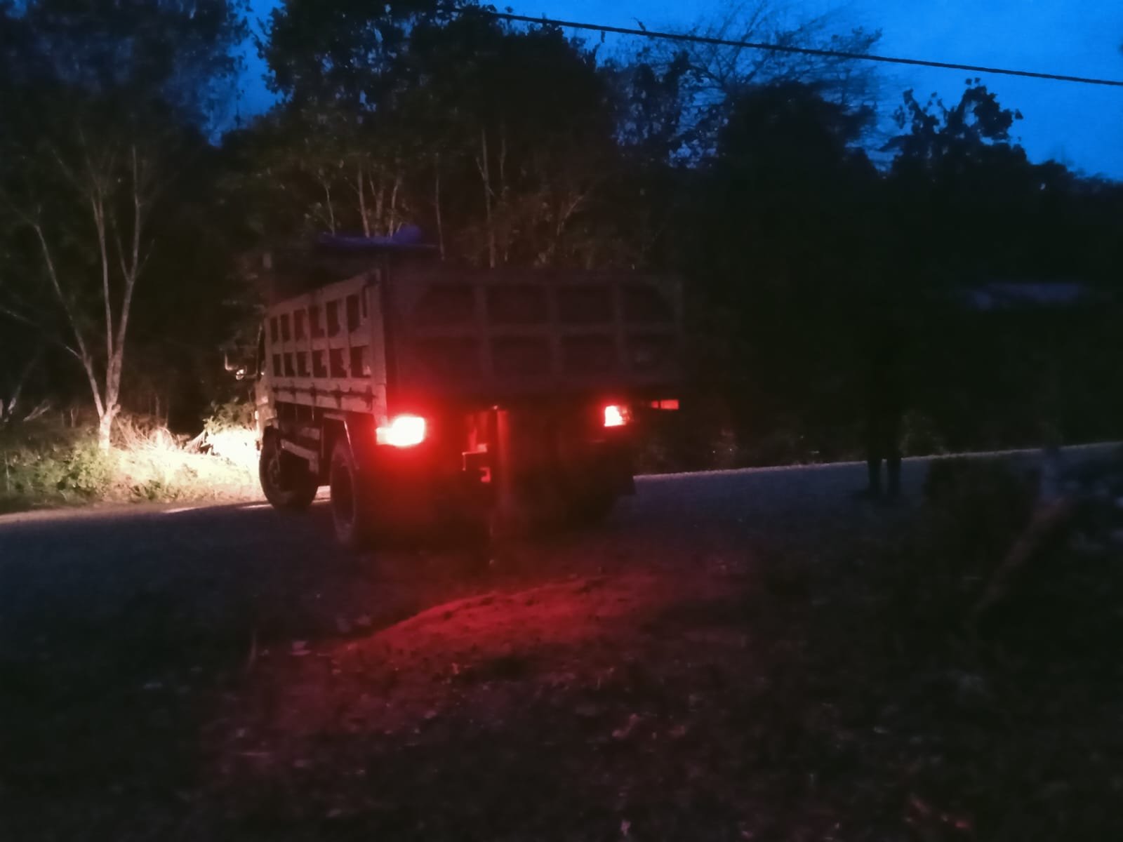 Konsistensi Prajurit Satgas TMMD ke-130 dalam Mengangkut Material