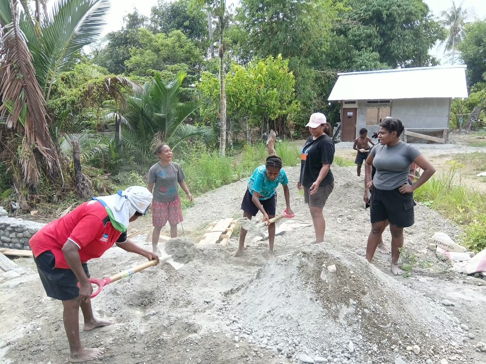 Partisipasi Mama Papua dalam TMMD ke-130 Kodim 1808