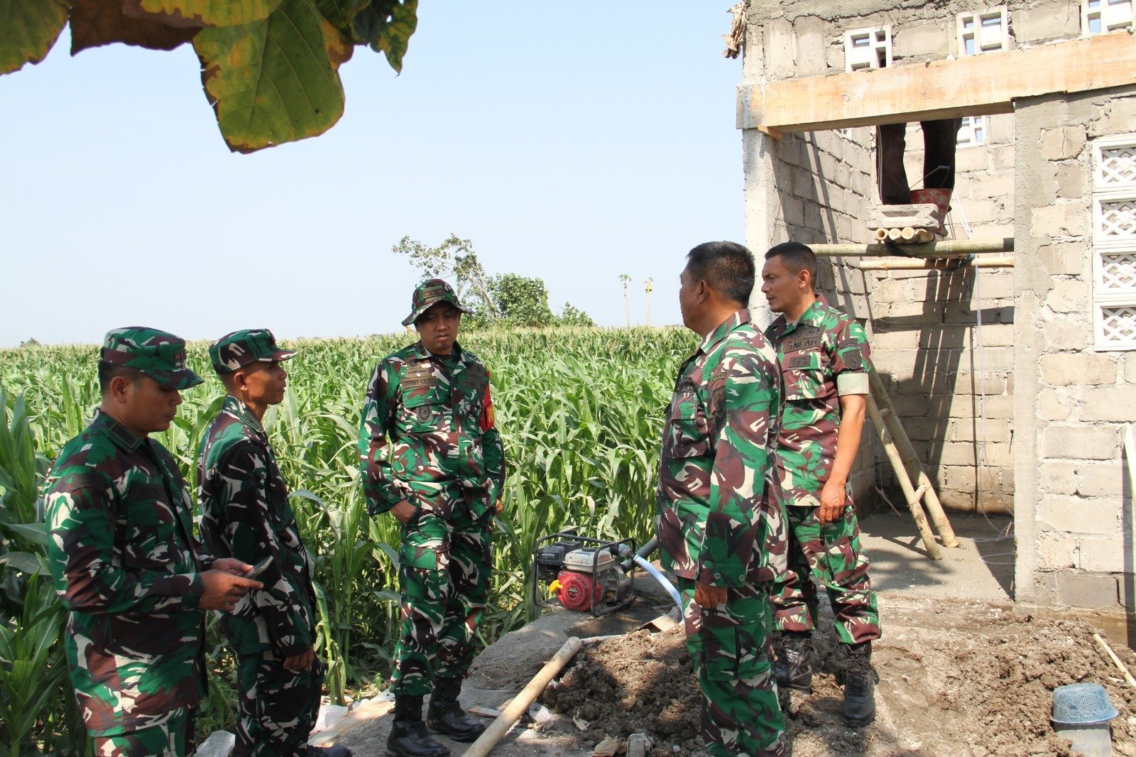 Dukungan TNI untuk Petani Melalui Irigasi Pompa TMMD ke-130