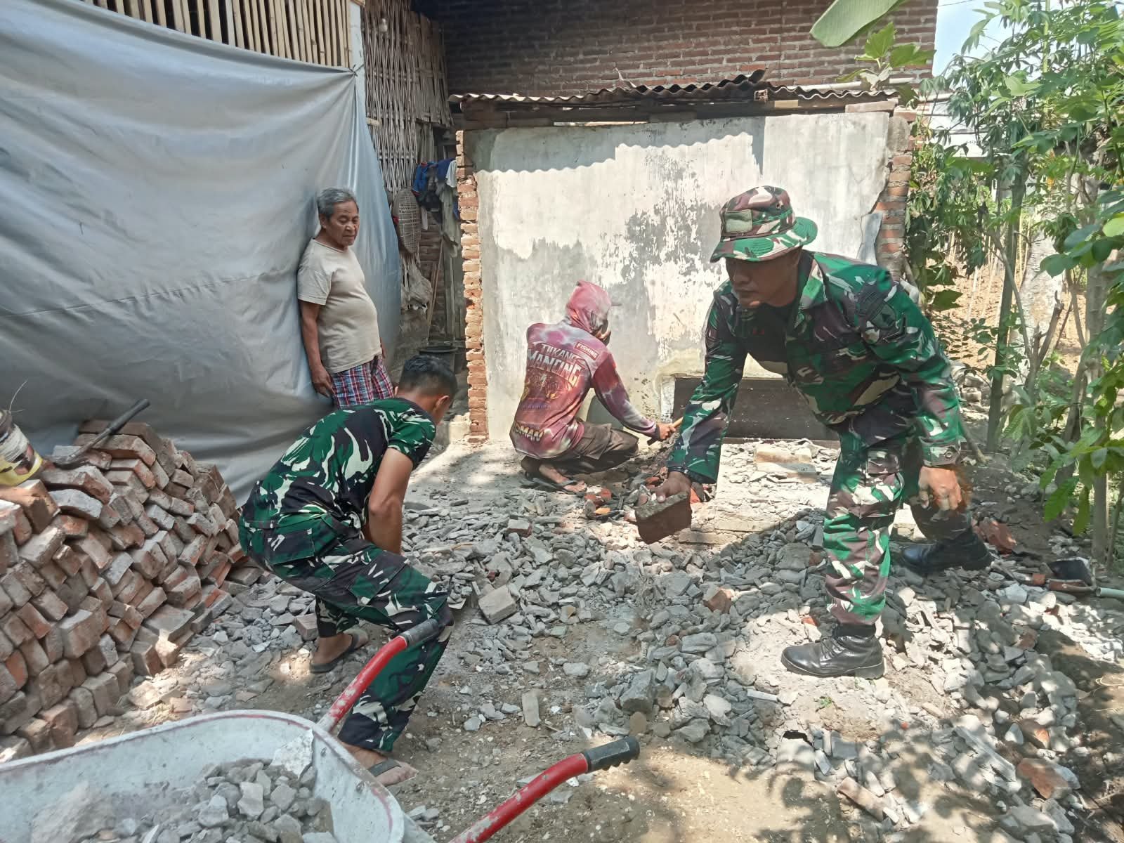 Satgas TMMD ke-130 Mengawali Pembangunan RTLH untuk Suparlan di Tulungagung