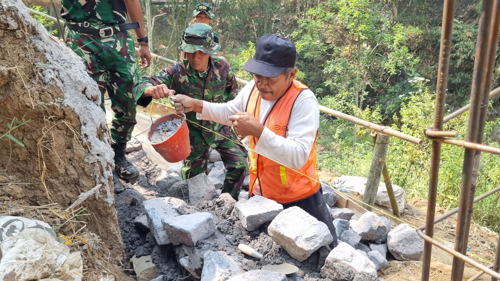 Usia Bukan Halangan: Pak Darto Ditengah Proyek Satgas TMMD 130 di Taji