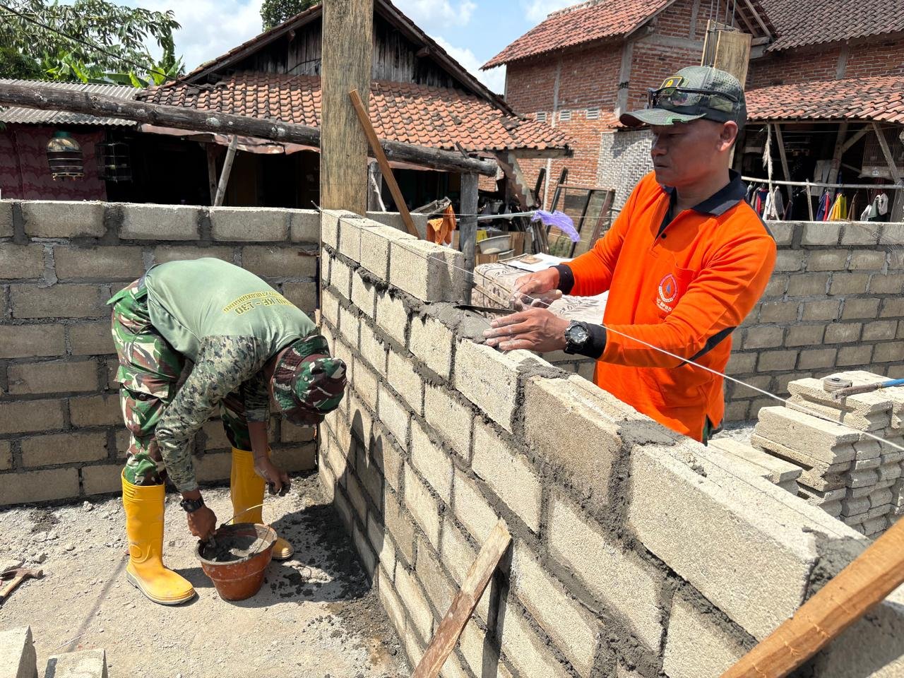Pembangunan Rumah Agus Suwandi: Kerjasama Warga dan Satgas TMMD