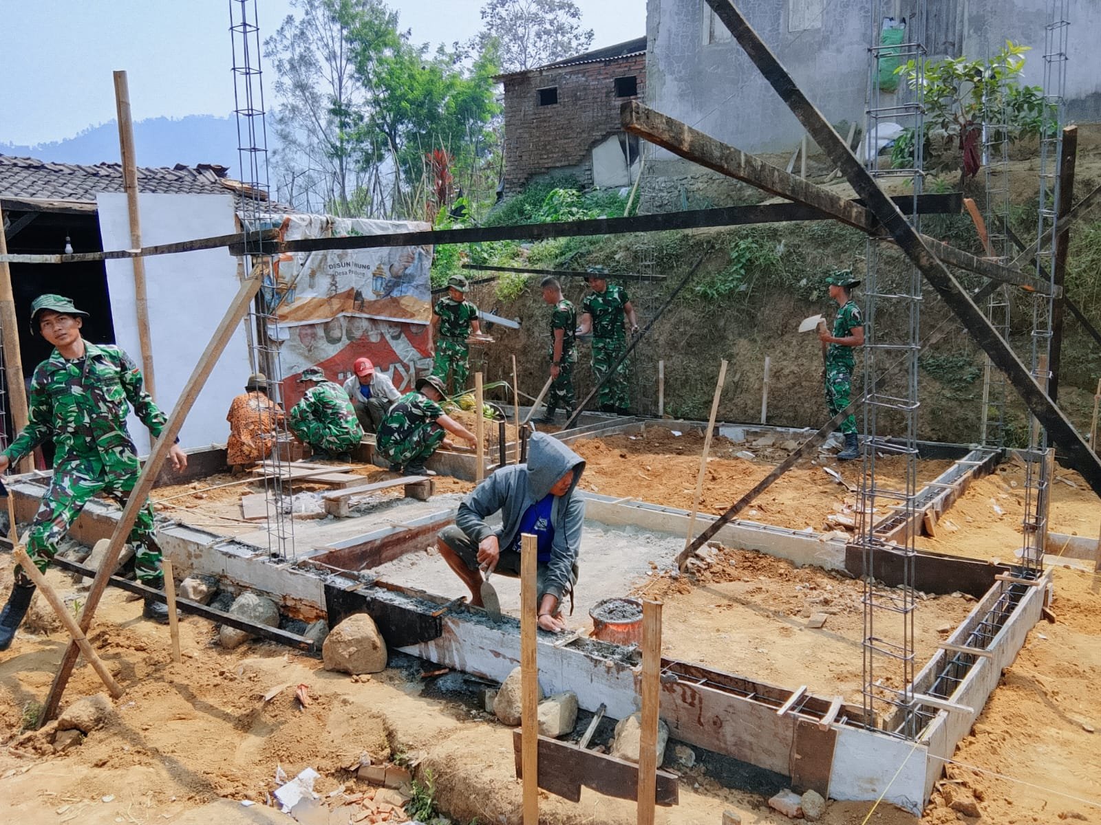 Keberhasilan Satgas TMMD dalam Membangun Pondasi Rumah Bapak Nanang di Malang