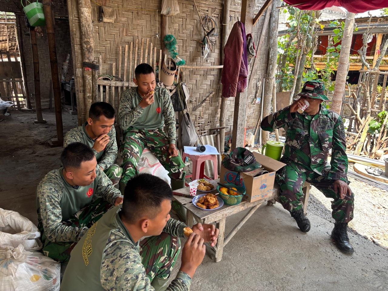 Momen Indah: Santapan Sederhana dan Kebersamaan Satgas TMMD