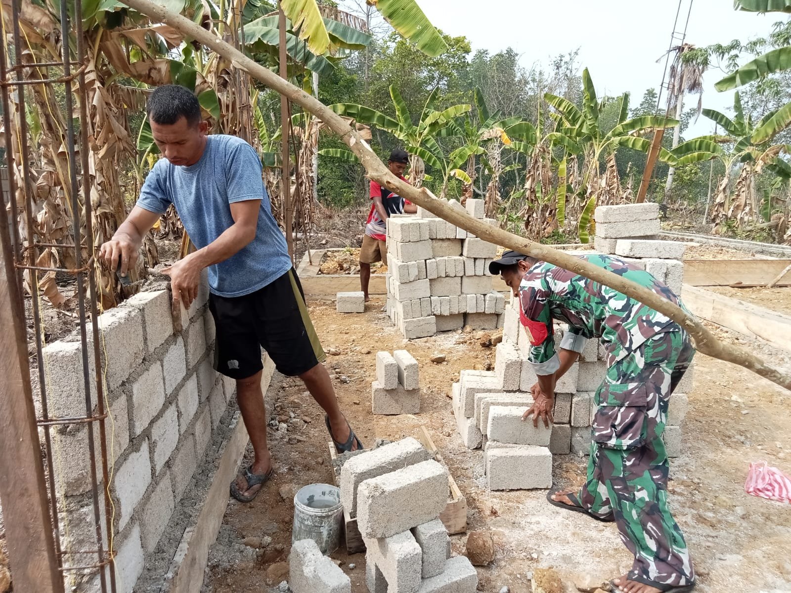 Komitmen Babinsa Praka Tehupuring dalam Pembangunan RTLH