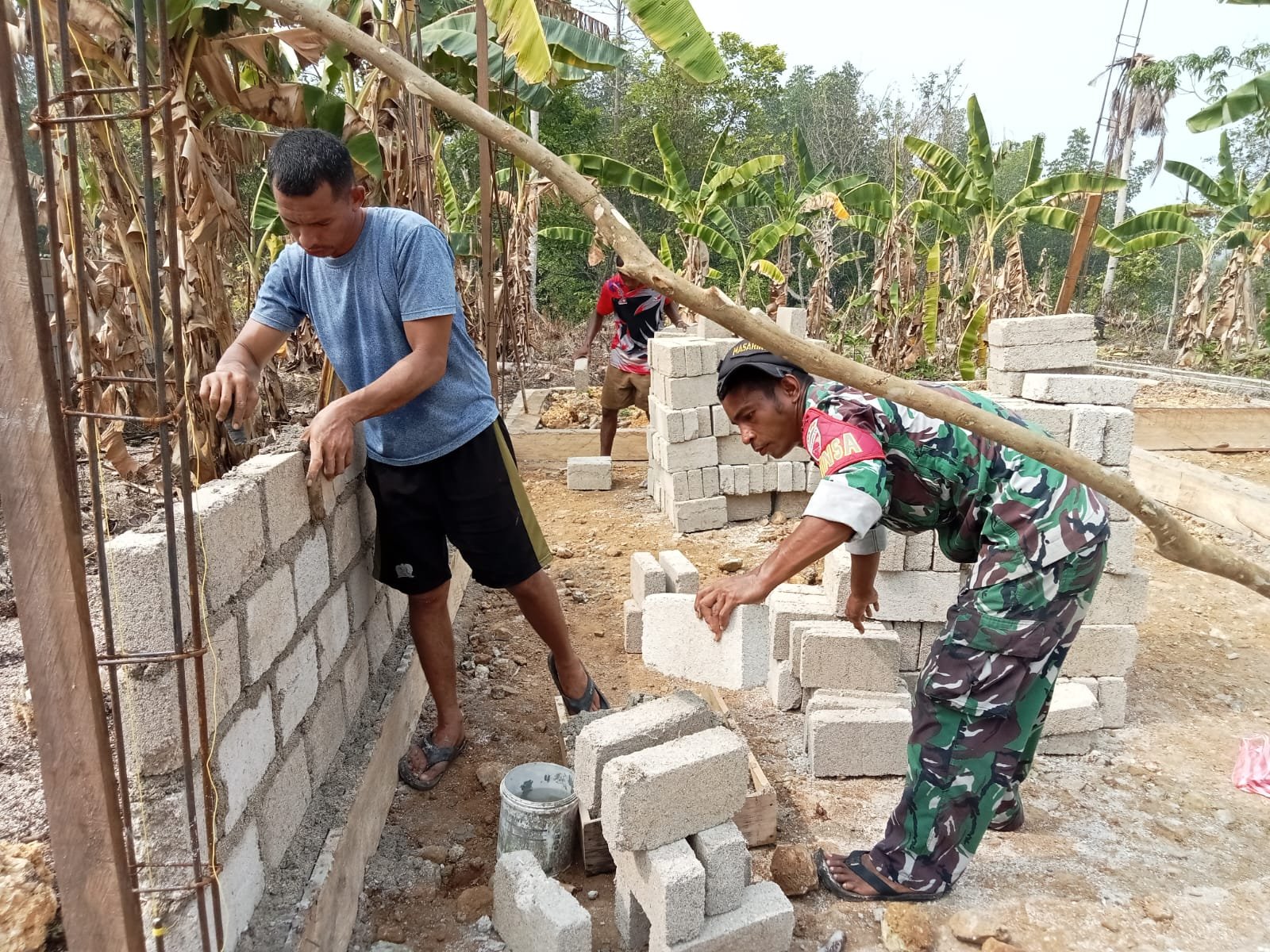 TNI Percepat Proyek RTLH di Desa Yang Demi Kesejahteraan Warga